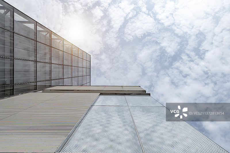 晴天下的现代建筑玻璃外立面图片素材