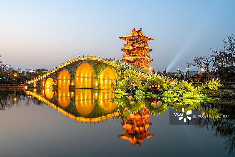 中国河南开封清明上河园九龙桥夜景图片素材