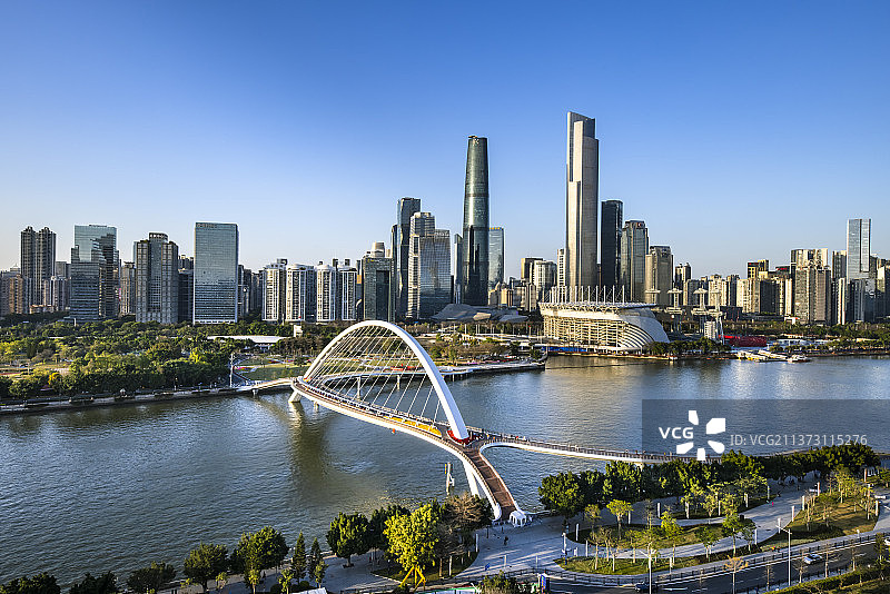 广州塔海心桥与珠江新城蓝天白云图片素材