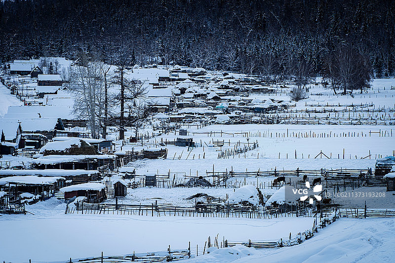 高视角的雪覆盖的田野图片素材