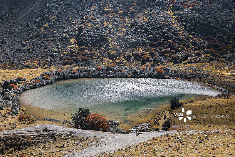 西藏丙察察昌拉山垭口下的心湖图片素材