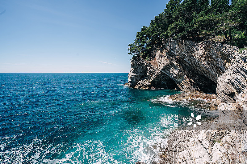 黑山Petrovac的翡翠海和岩石图片素材