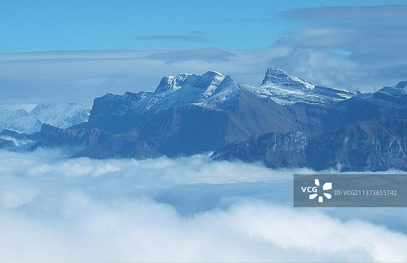 阿尔卑斯山的山峰在云层之上，伯尔尼高原(欧洲)(风景)(风景)(山脉)(风景)(水平)，从尼德霍恩，瑞士，欧洲图片素材