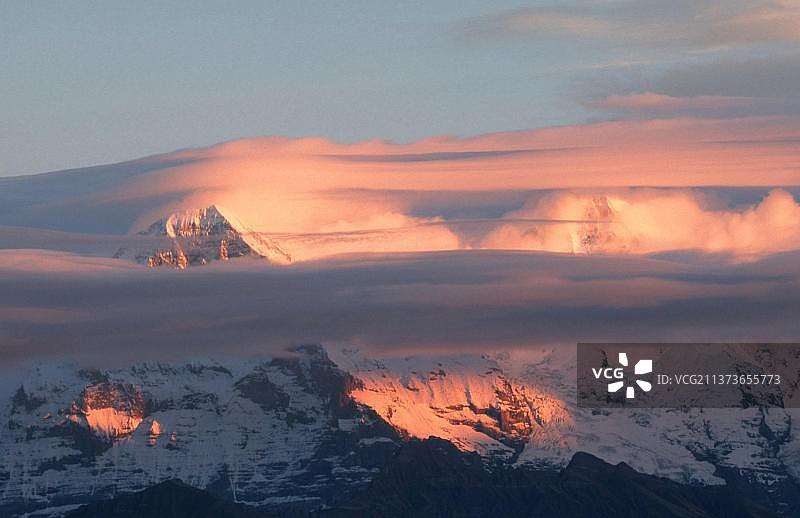 欧洲，瑞士，尼德霍恩，云中的艾格尔峰图片素材
