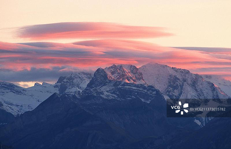 阿尔卑斯山的山峰和云朵在傍晚的光线，伯尔尼高原(黄昏)(黄昏)(欧洲)(风景)(山脉)(风景)(水平)，从尼德霍恩，瑞士，欧洲图片素材