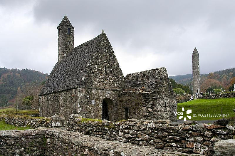 早期中世纪修道院建筑，圣凯文教堂和圆塔，格伦达洛修道院遗址，威克洛路步行路线，格伦达洛山谷，威克洛山N. P.威克洛郡，爱尔兰，欧洲图片素材