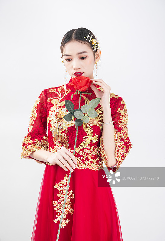 穿着中式秀禾服的女性结婚白底人像图片素材