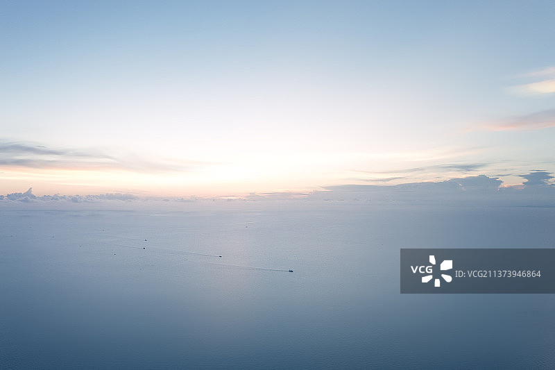 中国广西北海海天一线的日出日落时分渔船图片素材