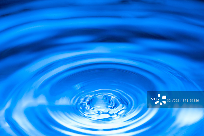 蓝色调飞溅的水花水滴特写图片素材