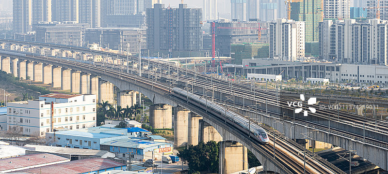 高速行驶中的中国高铁动车图片素材
