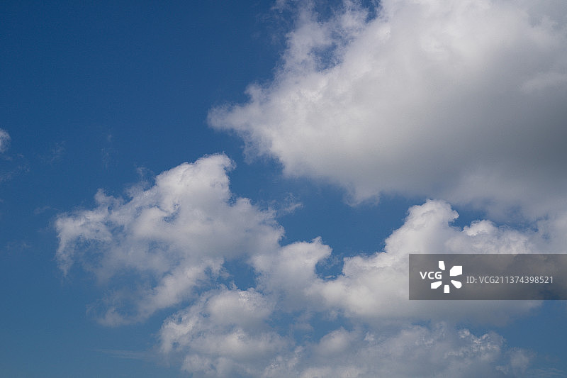 夏天海面上的蓝天白云图片素材