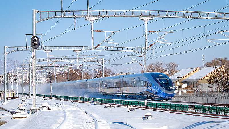 大雪初晴的北京，北京冬奥列车“瑞雪迎春”CR400BF-C飞驰在雪后的京张高铁上图片素材