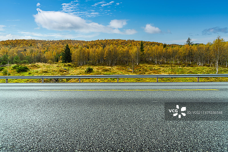 挪威秋天山区道路图片素材