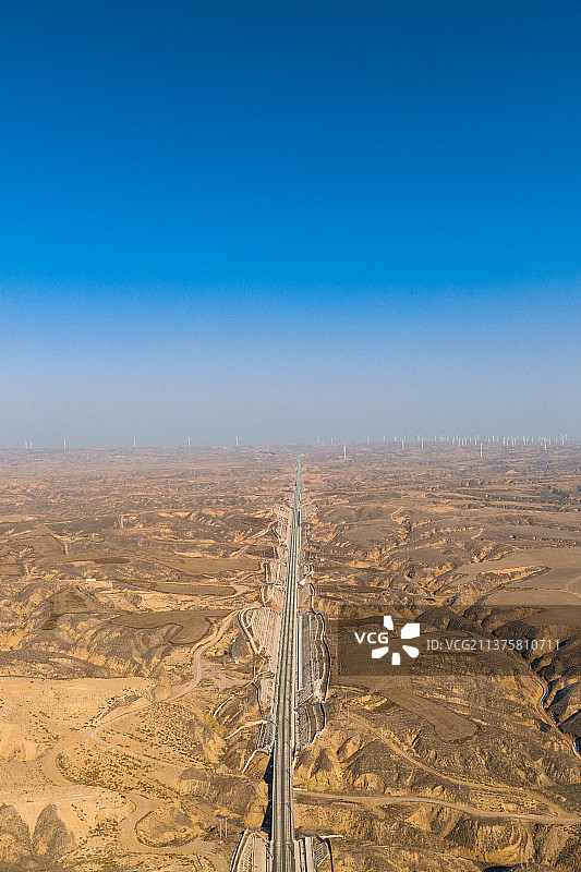 航拍穿越宁夏黄土高原的高铁线路图片素材