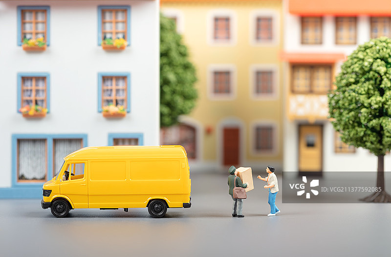 微缩创意小区住宅物流与派送包裹的快递员图片素材