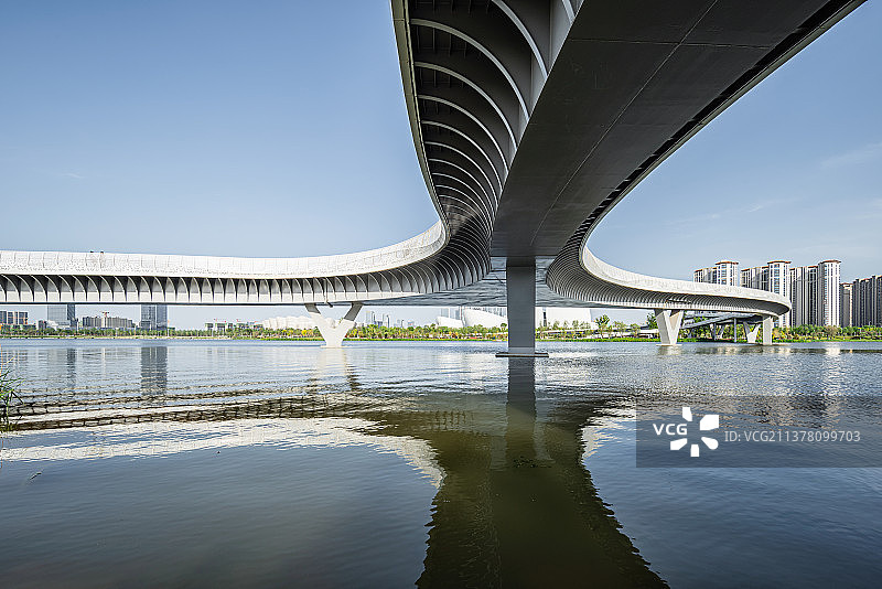 城市天际线大桥与公路路面图片素材