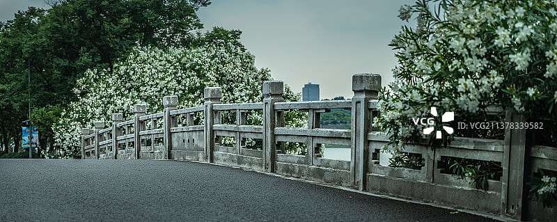 公园里桥上路面特写图片素材