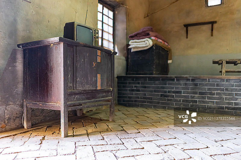 中国乡村风格农家院房屋农舍拍摄主题，房屋内部的传统火炕 桌子 衣柜 被子 床铺，户外无人图像摄影图片素材