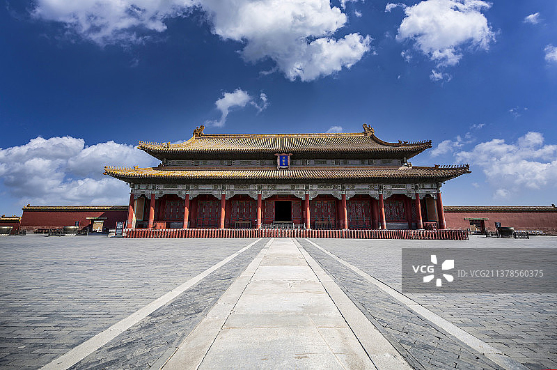 蓝天白云下的北京故宫保和殿图片素材