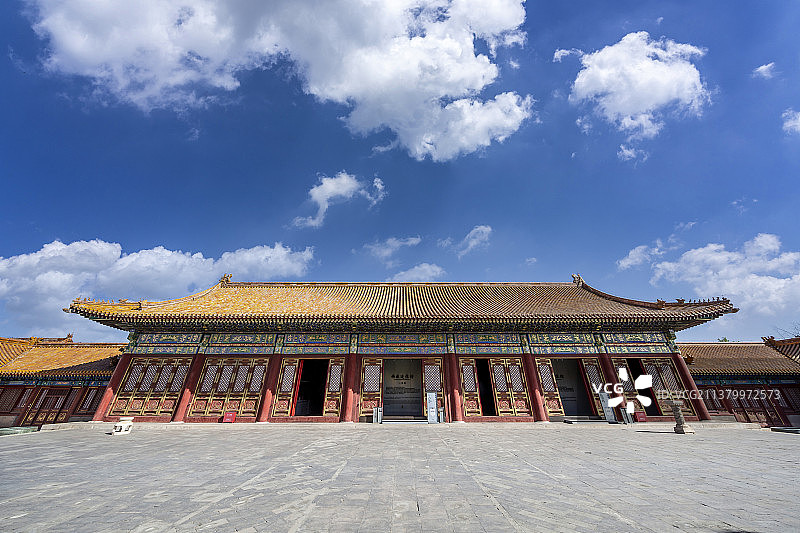 蓝天白云下的北京故宫慈宁宫后殿：寝殿图片素材