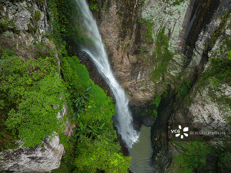无人机视角，航拍深山老林里的瀑布图片素材