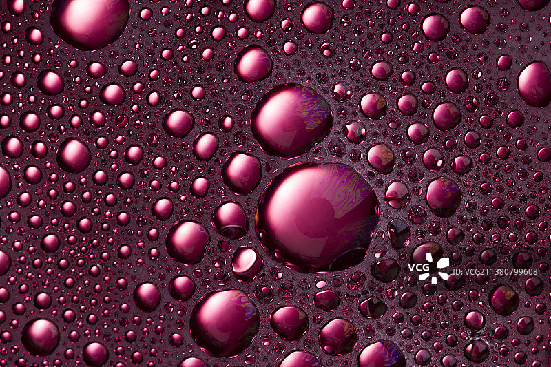 油和水的紫色气泡图片素材