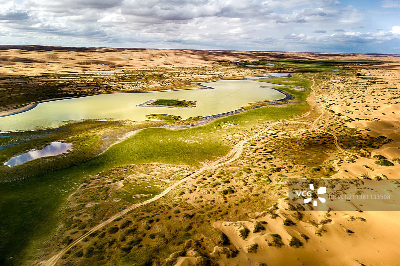 内蒙古腾格里沙漠沙漠湖泊海子姊妹湖图片素材