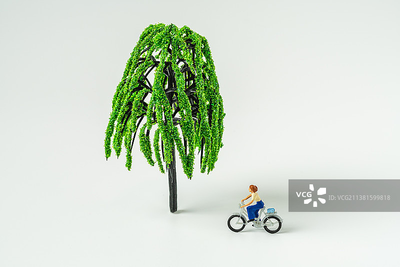 柳树下骑自行车的小人绿色出行极简风创意微缩景观图片素材