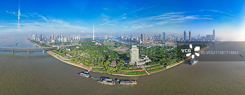 武汉两江交汇的南岸嘴风光图片素材