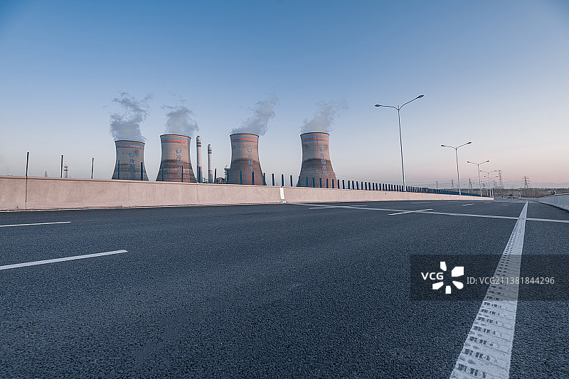 城市快速路高速公路与火力发电厂冷却塔图片素材