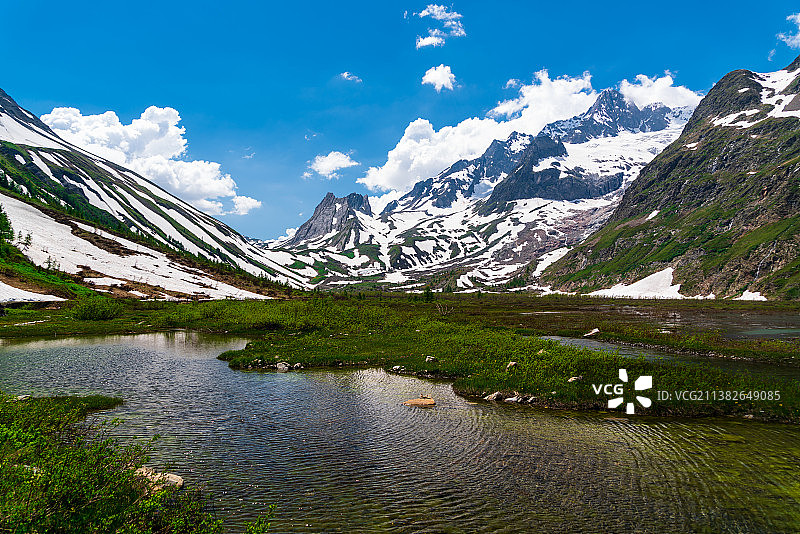阿尔卑斯山的山间小溪图片素材
