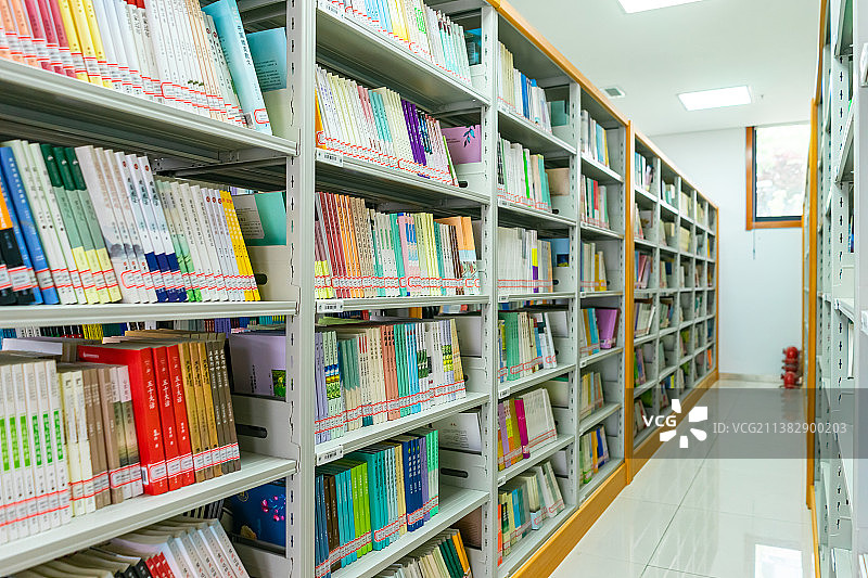 中国图书馆拍摄主题，书架上陈列着各种各样的书籍，室内无人图像图片素材