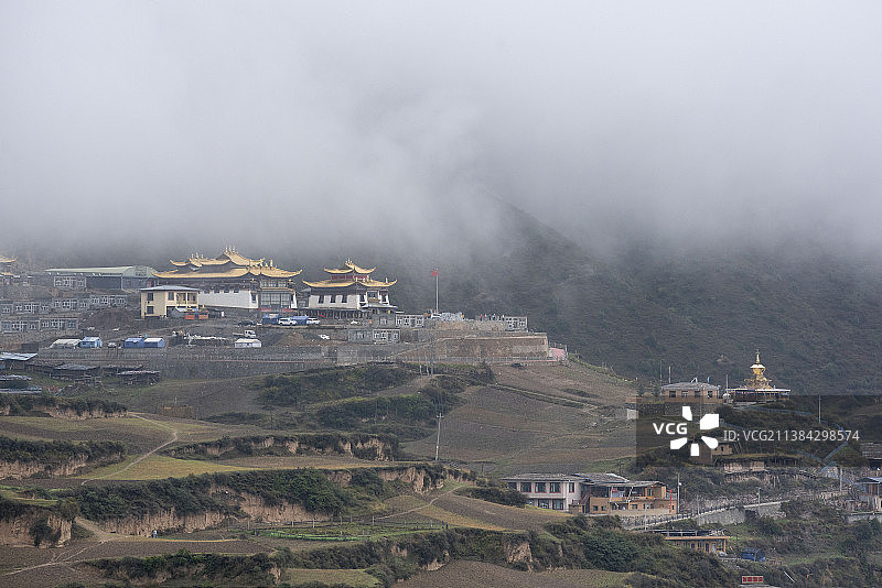 航拍甘肃甘南扎尕那景区村落山峰自然风光云雾缭绕图片素材