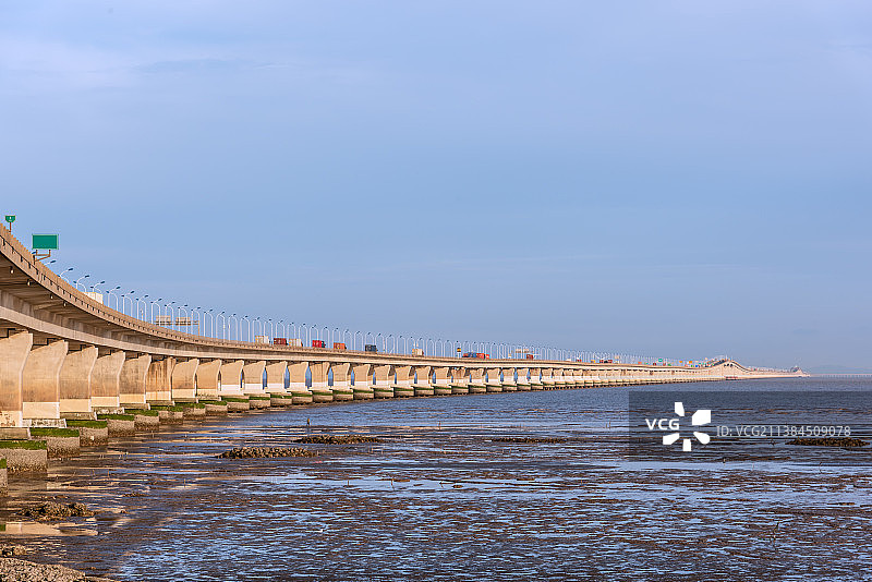中国上海的东海大桥和东海海滩图片素材