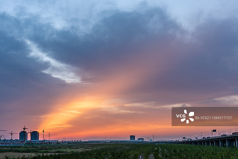 夕阳下的中国上海东海大桥风车图片素材