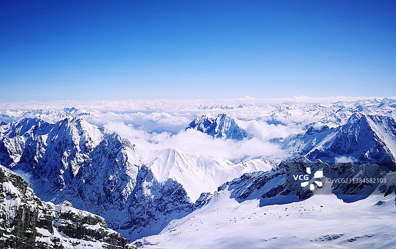 在晴朗的蓝天衬托下的雪山风景图片素材