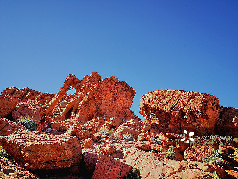 大象岩，低角度的岩石形成对清澈的蓝天图片素材