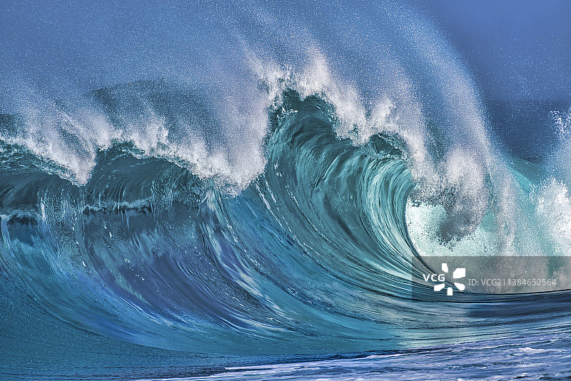 蓝色卷曲，全帧拍摄的波浪在大海中飞溅图片素材