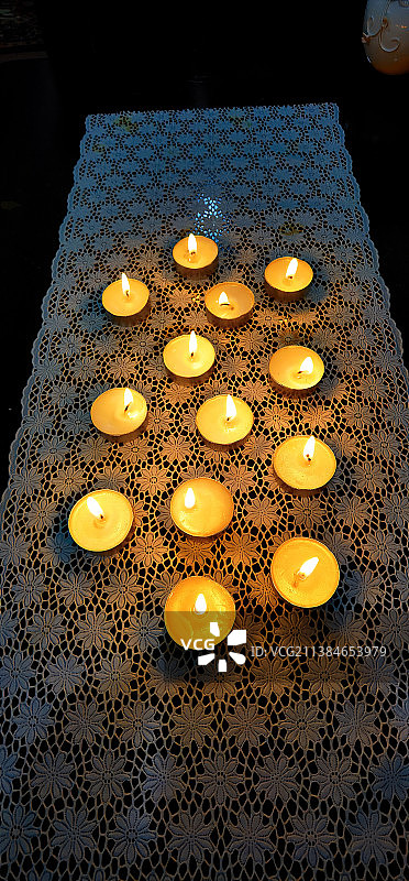 桌子上照明蜡烛的高角度视图图片素材