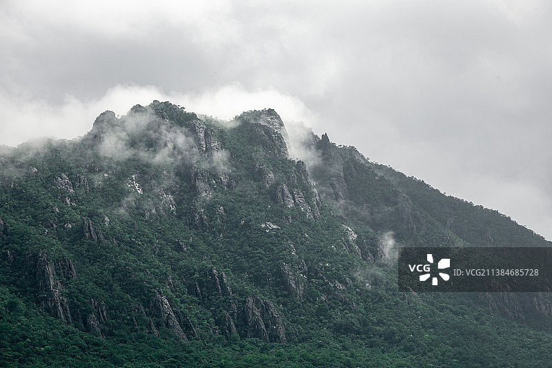 雨天，巴西，山景衬着天空图片素材