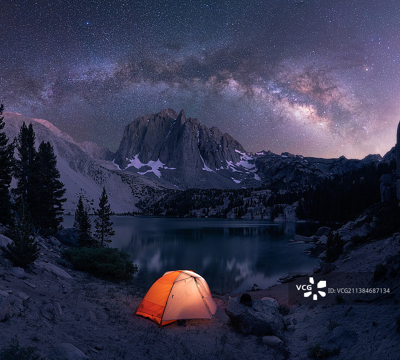 星夜，美国加州，夜晚山对着天空的湖景图片素材