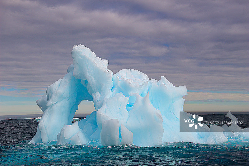 冰冰宝贝，冰冻的大海映衬着天空的风景，南极洲图片素材