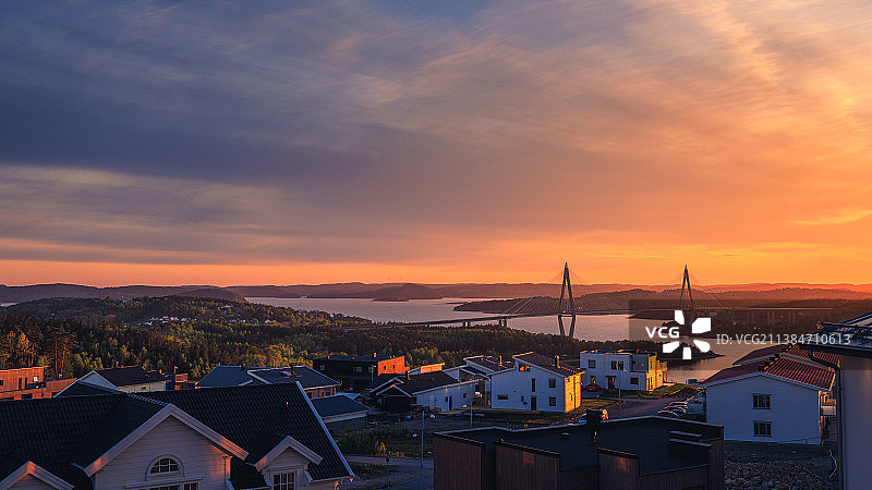 在日落期间，乌德瓦拉，瑞典的城市景观对天空的高角度视图图片素材