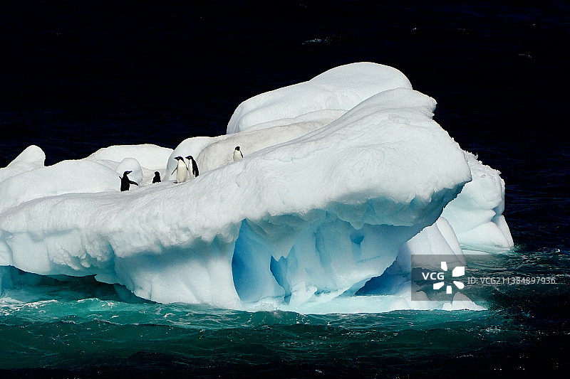 海上冰山的风景图片素材