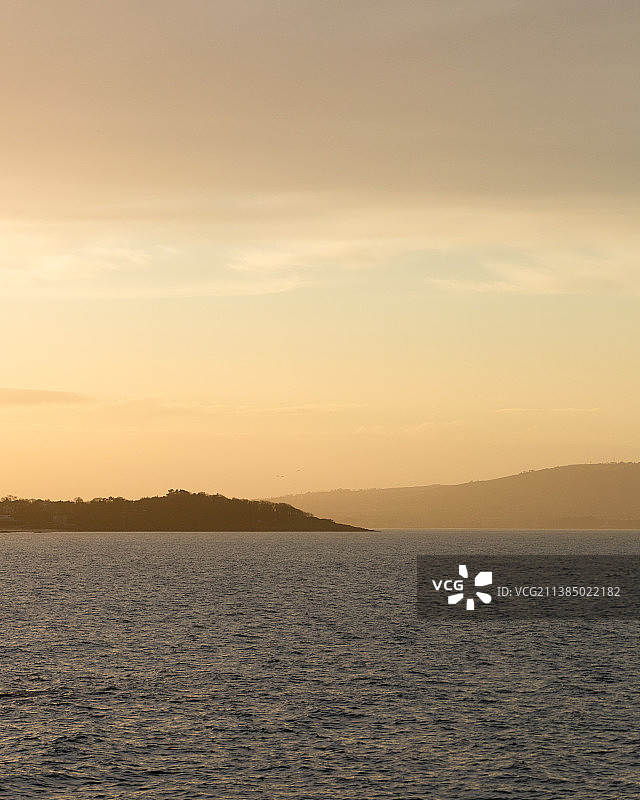 班戈的海上日落，日落时海天相衬的风景，班戈，英国，英国图片素材