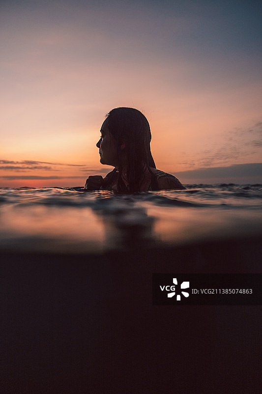 在卡诺亚斯的乐趣时间，女人在海上游泳对天空在日落，卡诺亚斯蓬萨尔，秘鲁图片素材