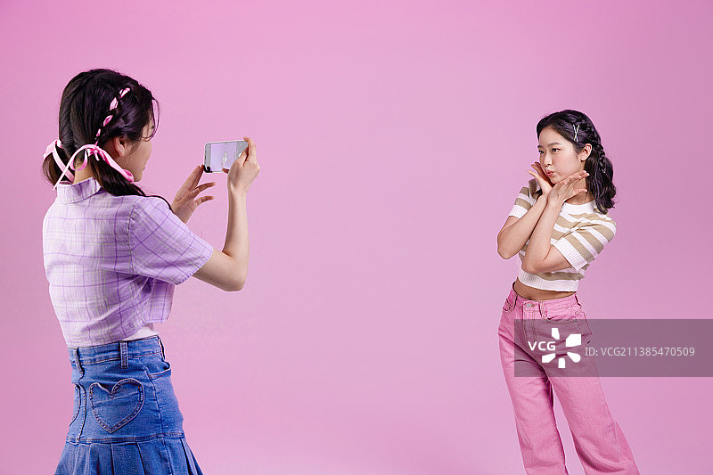 mz一代亚裔韩国潮女网红，创作者概念:创作短形式视频内容图片素材