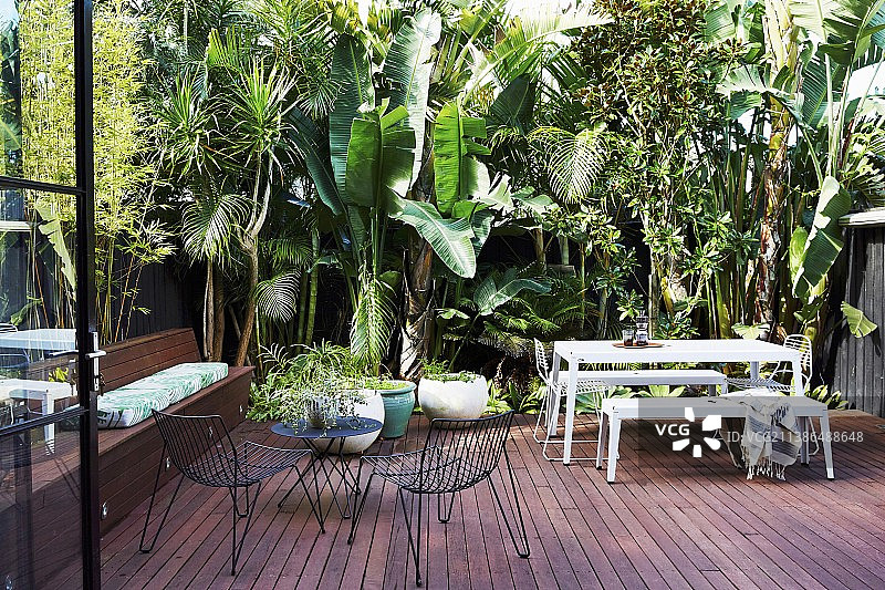 热带风情的木制露台，配有各种户外家具图片素材