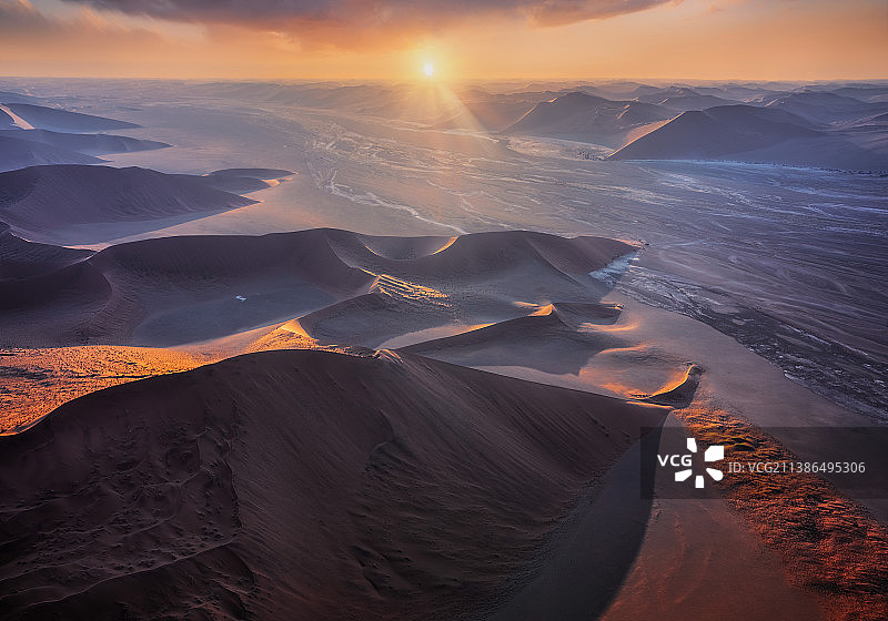 纳米比亚，日落时沙漠对着天空的鸟瞰图图片素材