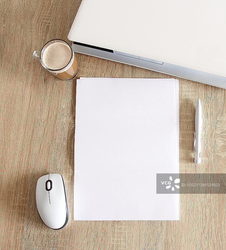 A4空白白色表格与笔记本电脑和鼠标图片素材
